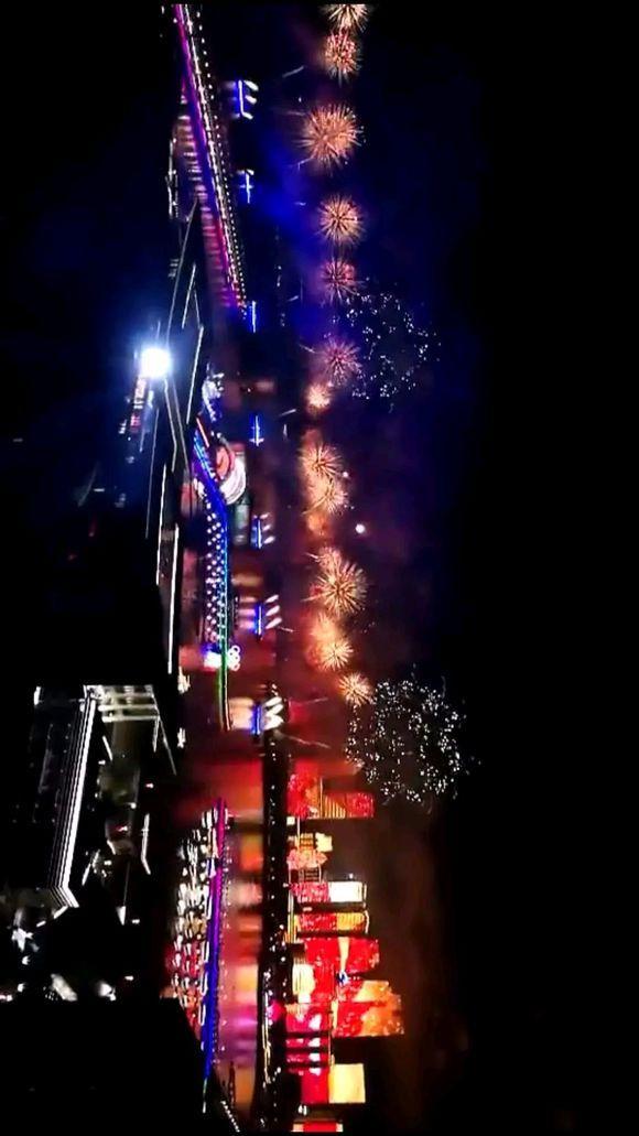 青岛迎接上合峰会,海滨绽放绚烂灯光秀,展示齐鲁大地亮丽风采!