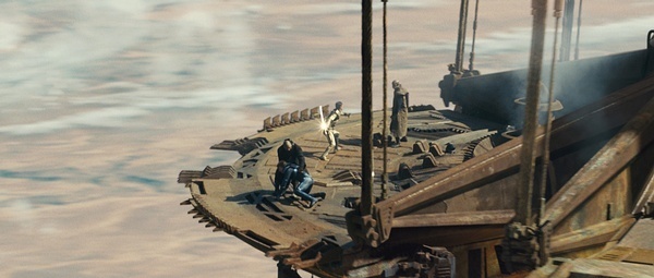 求一部科幻电影:着高科技盔甲的伞兵(?)从天而