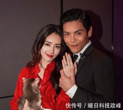 向佐求婚郭碧婷成功!红色衬衣喜庆十足,今年流