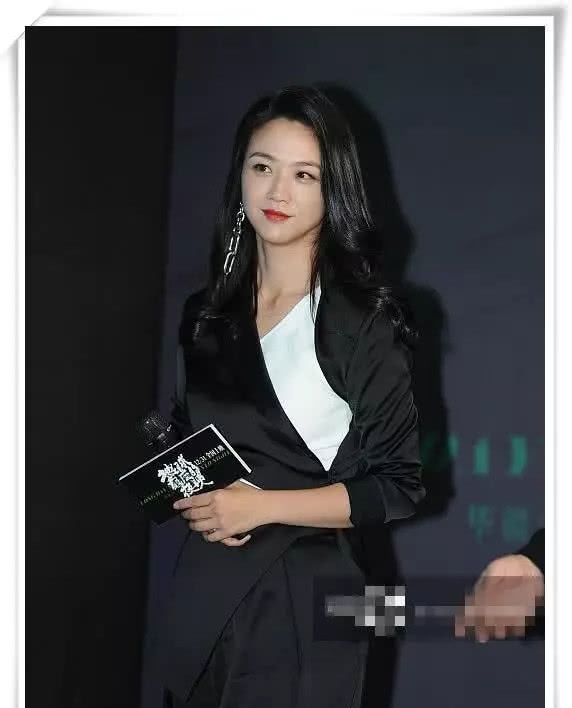 当汤唯和柳岩同穿黑白裙,一个职场风一个少女