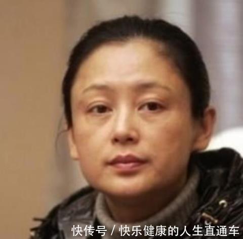 同龄的陈红和许晴差别太大,陈凯歌偷瞥的眼神