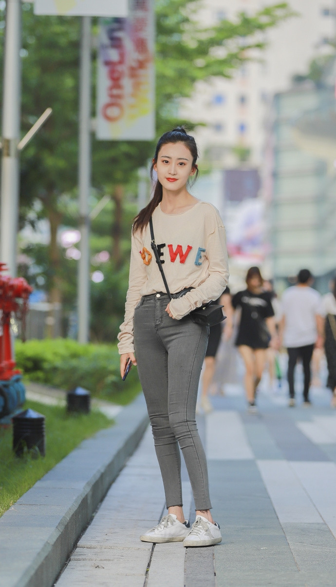 街拍美女,巧妙的穿搭让夏天的街头美出新高度