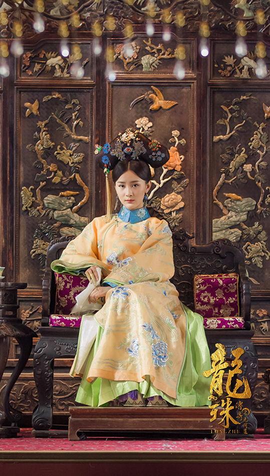 剧中,张维娜饰演的赫舍里氏皇后,旗装造型大气典雅,令人粉丝直呼"太美