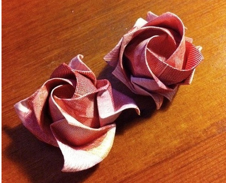 用100元折玫瑰花的方法