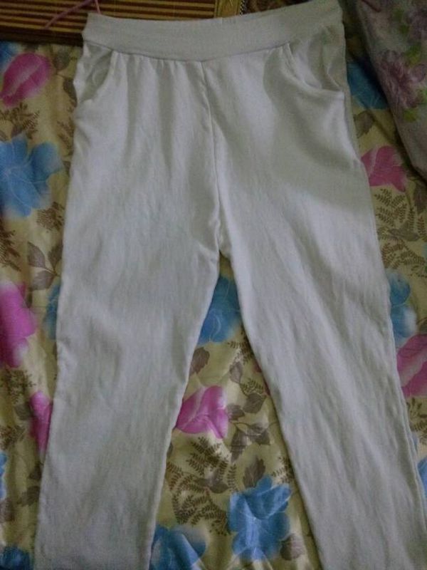 白色紧身裤陪配什么上衣呢_360问答