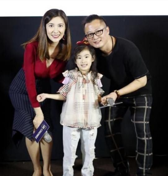 边潇潇公布怀上二胎 与导演老公现场秀恩爱