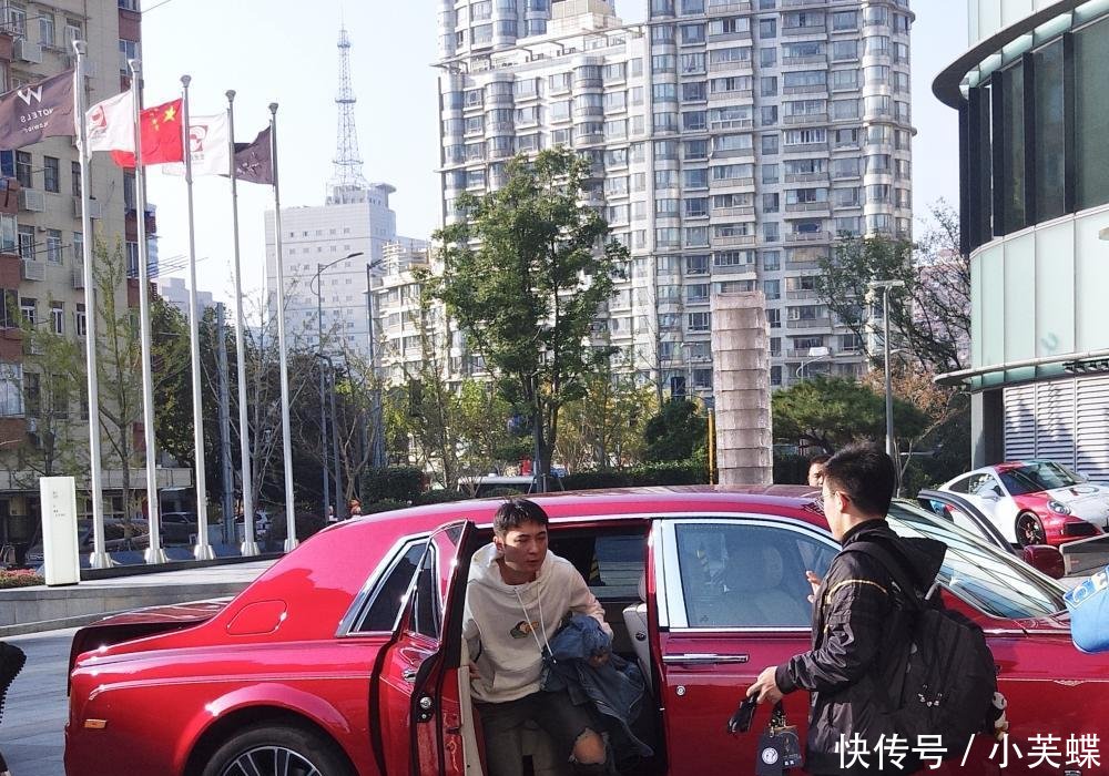 王思聪穿吃热狗图片卫衣现身IG庆功宴, 联合陈