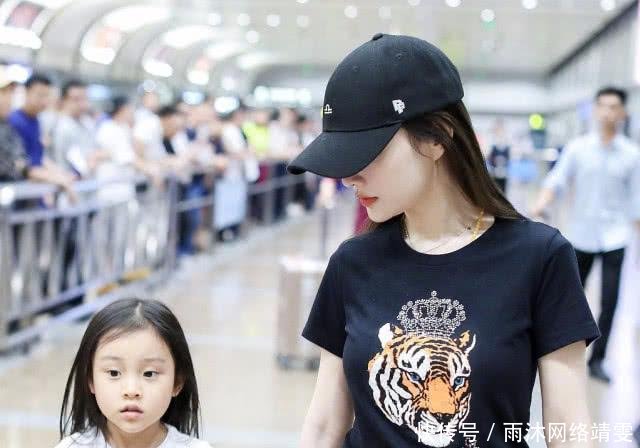 甜馨久违亮相 长发飘飘变身小仙女 印证李小璐