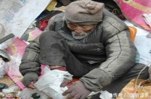 乞丐垃圾堆捡到20万现金,失主认领时说一句话