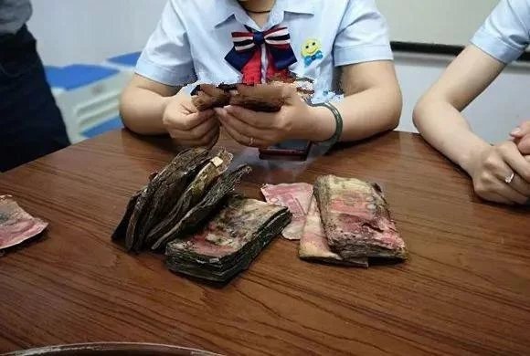 太悲催!男子10万现金藏橱柜,被水浸泡4年,去银行兑换时懵了! 第6张 太悲催!男子10万现金藏橱柜,被水浸泡4年,去银行兑换时懵了!-家居窝