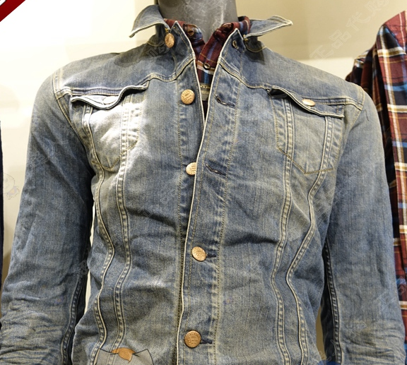 浅色牛仔衣搭配这两个颜色的运动裤好看啊? 急