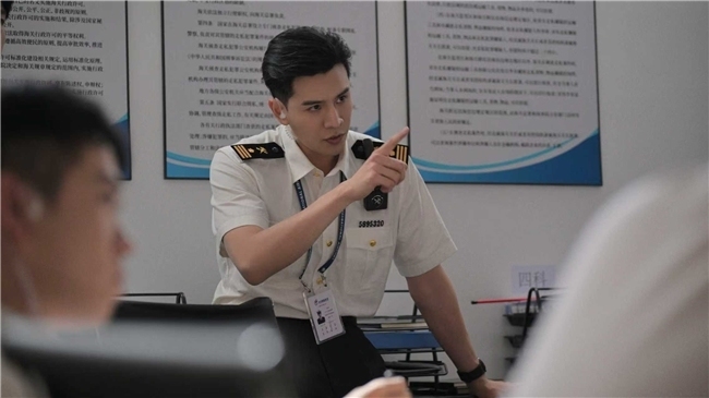 首部海关旅检题材电视剧《金关》今日开播,经超、黄尧携手上演“百步识人”