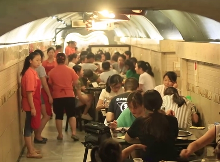 觅食迹 重庆最酷的就是在洞里吃火锅！