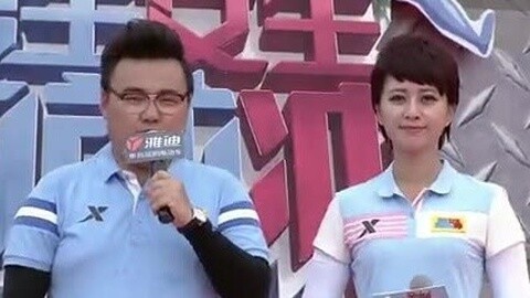 男生女生向前冲 六旬老人激昂参赛