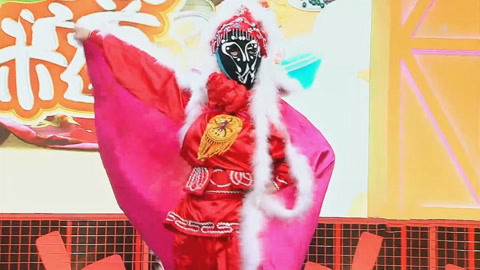 美女嘉宾出场变脸众人惊叹 鸡胸肉敲成糊大开眼界
