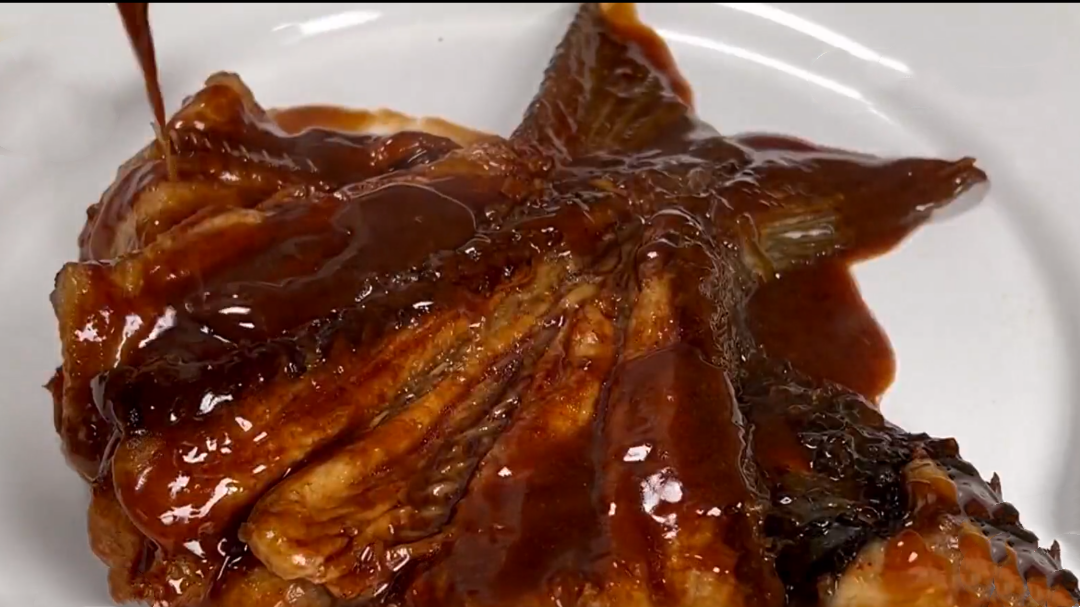 人气美食 本帮红烧划水 鱼肉改刀有技巧