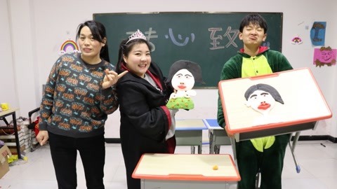 用粘土帮老师做肖像画，没想冬冬把老师做成了男生，能参加画展吗