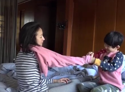 超人妈妈带娃记 董洁撒娇让“顶爸爸”帮忙穿衣服