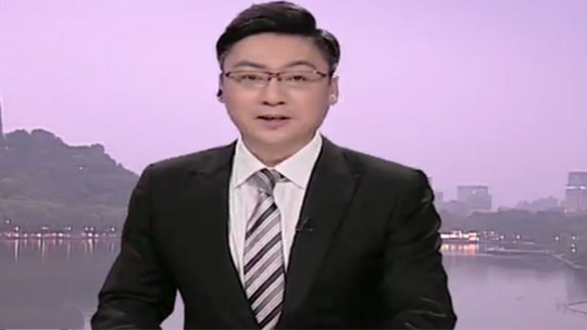 1818黄金眼 密码放在手机后 主播说“帮帮姐姐”
