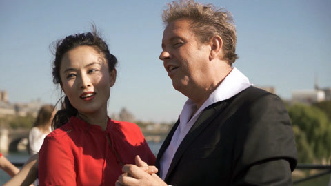 华人用快闪的方式祝贺祖国生日