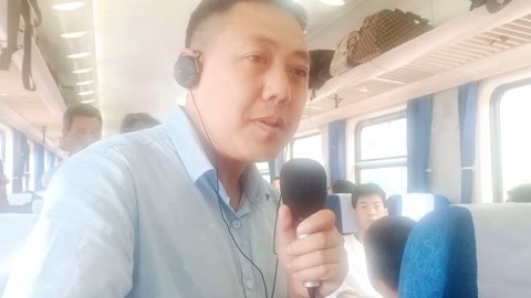 唱罢吹灯 翻唱就服这直播大叔，跑到火车上飙歌，太皮了哟