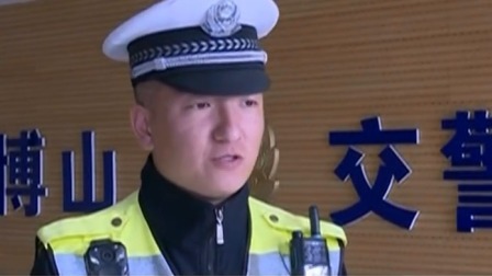 每日新闻报 司机突发疾病 交警破窗救人