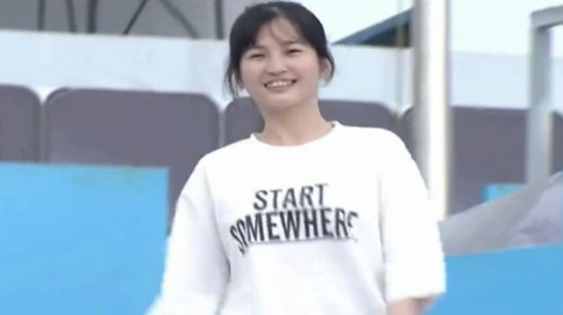 男生女生向前冲 大姐动感跳健美操 表情丰富