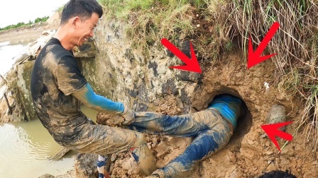 成精的青蟹王洞有多大？渔夫直接爬进洞里抓它，一般人不敢动手