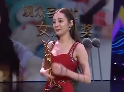 理娱打挺疼. 迪丽热巴迎来了事业滑铁卢？