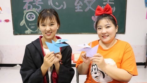 美女家务事 小晴用彩色卡纸折可爱的小鸟，萌萌的还会说话，超级简单又好玩