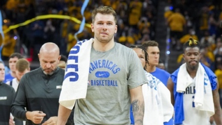 2021-2022赛季NBA集锦 19分逆转！勇士再擒独行侠2-0，库里32+8东契奇42+8