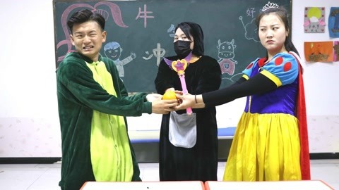 黑衣人抢夺魔法果，小小吃下后法力大增，一招击退黑衣人！