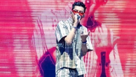 帅哭了！吴亦凡登场freestyle秀不停，金曲连唱嗨爆全场