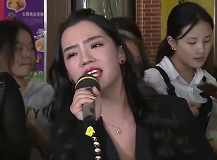 全职妈妈一展迷人歌喉