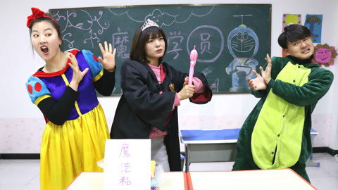 冬冬玩“魔法粘土”，竟和小美一样拥有了魔法，他们谁更厉害？