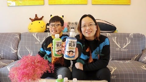 梁小轩和轩妈试吃各种美食 元気森林奶茶