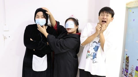 同学们玩“猫捉老鼠”，没想冰冰被黑衣人偷梁换柱，小晴能发现吗