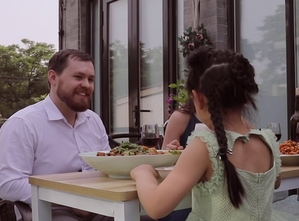 中外好友共同制作传统美食饺子
