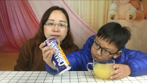 梁小轩和轩妈试吃各种美食 试喝法国混合橙汁汽水