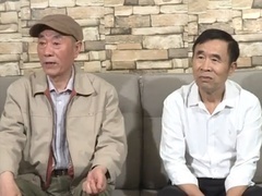 生活达人亲手做美食 正直大叔苦劝轻生小伙