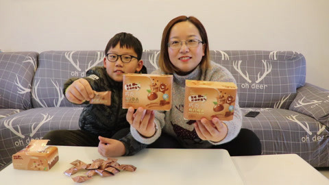 梁小轩和轩妈试吃各种美食 自制珍珠奶茶