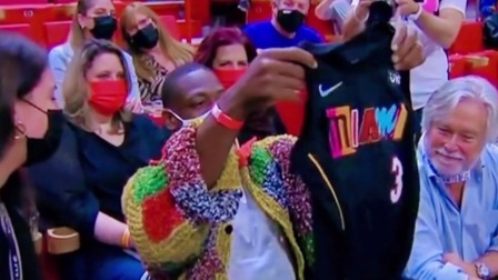 NBA热辣资讯 韦德现身热火主场领到自己的球衣！球迷：欢迎回家！