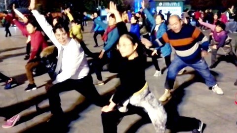 唱罢吹灯 最萌大叔学跳广场舞美美哒