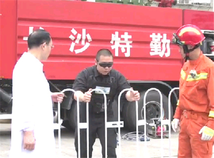 新闻大求真 栏杆缝隙为什么能卡住人的脖子