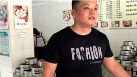 说天下 武汉一小笼包店老板2个月前回家陪考现贴喜报：等北大通知书