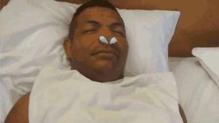 老婆不停找自己要手机 小伙装死逃避