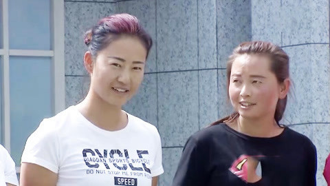 男生女生向前冲第十季 公交司机三女将携手闯关 游泳馆教练不幸落水