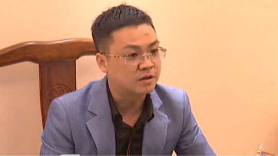 1818黄金眼 工程车突然侧翻 后面“大众”没躲开