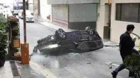 青蜂侠 惊! 轿车从停车场四楼凌空坠落 驾驶员被困车内当场死亡