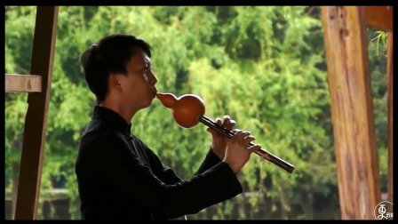 二更视频 小伙山上砍竹子 几节竹竿钻个孔就能吹出好听的音乐 530